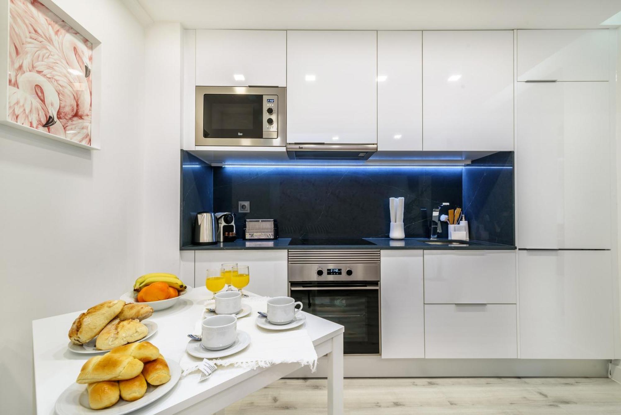Whome City Chic Escape: Your Stylish Haven In Downtown Лиссабон Экстерьер фото