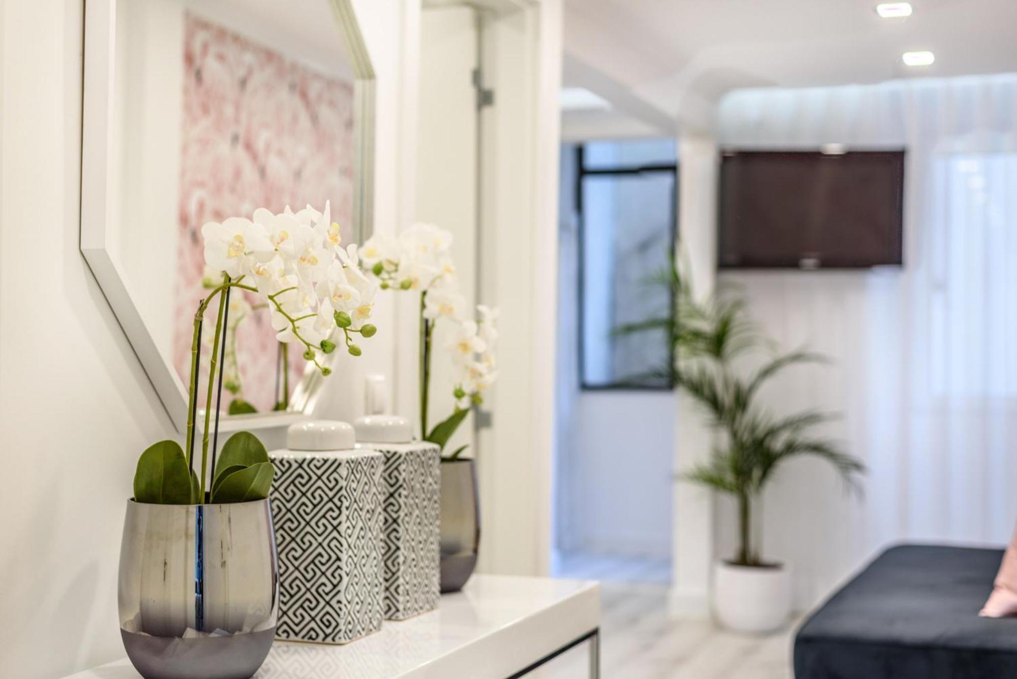 Whome City Chic Escape: Your Stylish Haven In Downtown Лиссабон Экстерьер фото