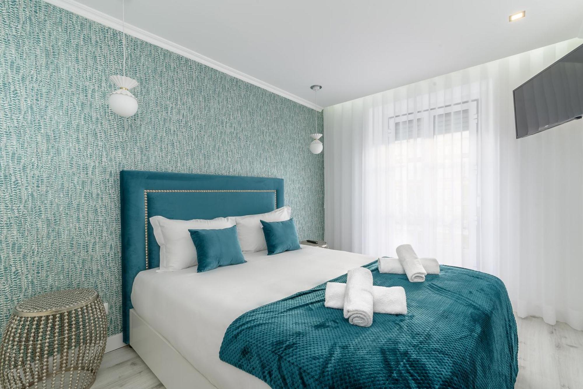 Whome City Chic Escape: Your Stylish Haven In Downtown Лиссабон Экстерьер фото
